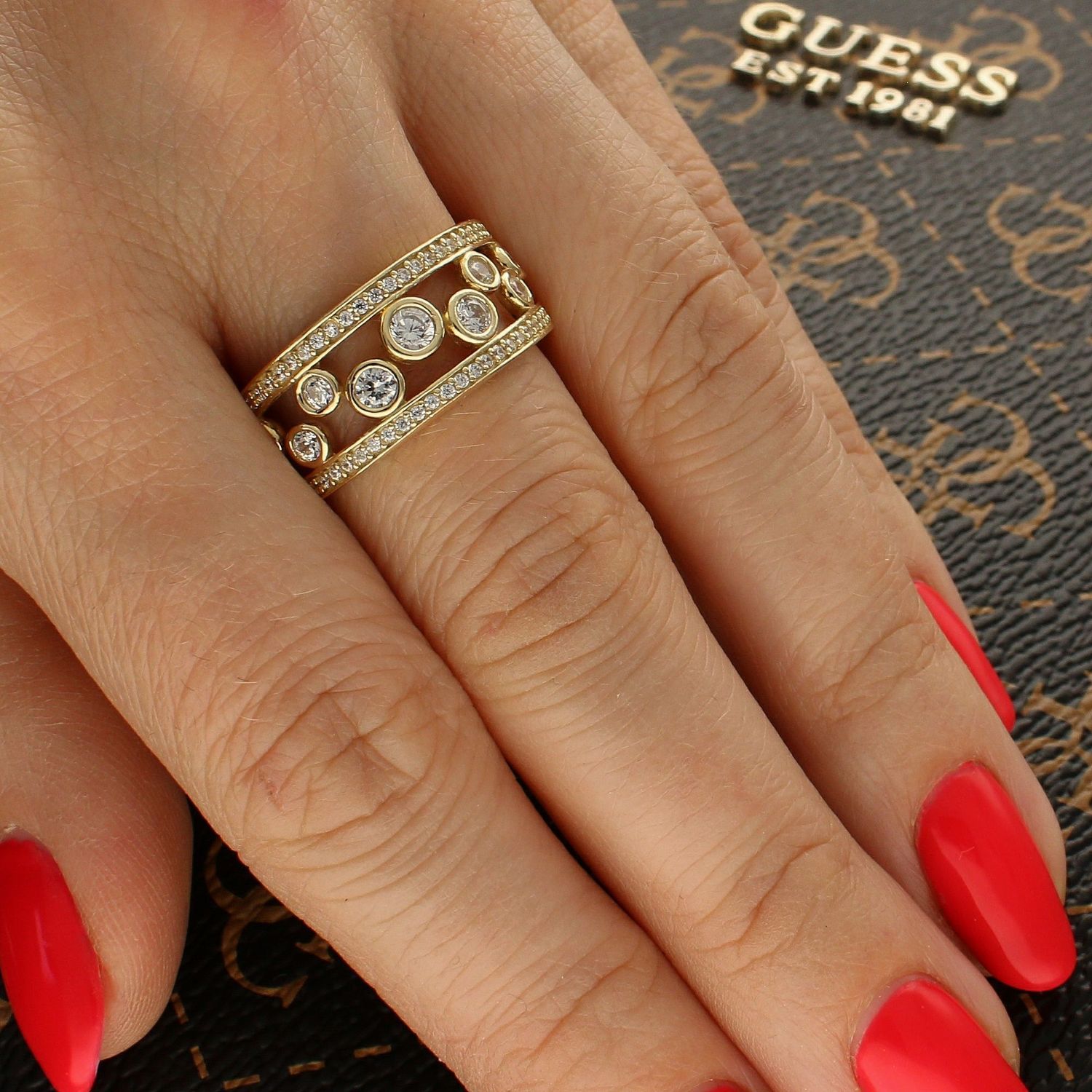 Złoty pierścionek 585 zdobiony cyrkoniami PI 4363. Złoty pierścionek z cyrkoniami. Złoty pierścionek damski. Złoty pierścionek szeroki. Złoty pierścionek szer.jpg